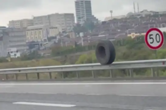 Kuzey Marmara Otoyolu'nda tırdan kopan lastik tehlike saçtı