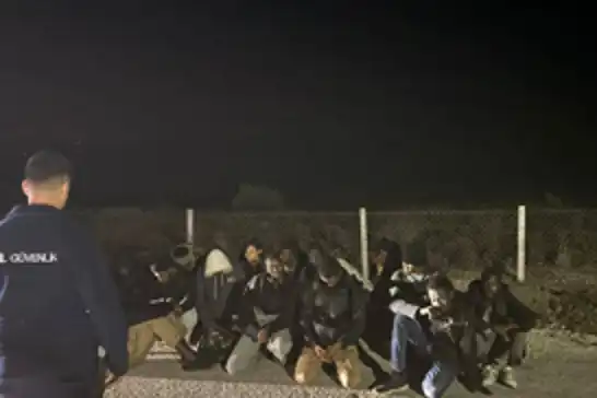 İzmir'de 17 düzensiz göçmen yakalandı