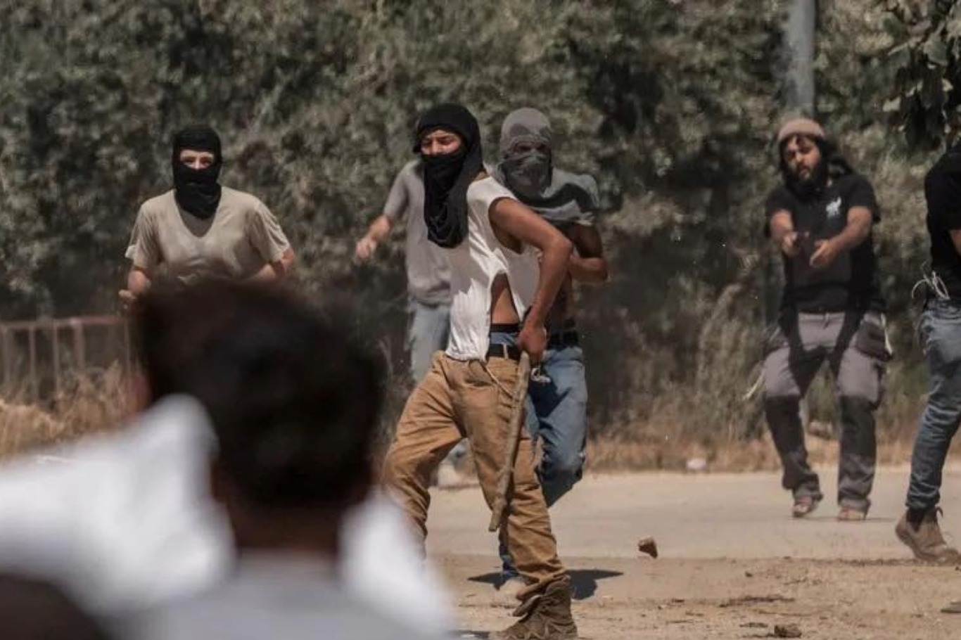 الضفة الغربية..مستوطنون يحرقون مسجدًا ومركبة ويعتدون على منازل وأراضٍ الفلسطينين