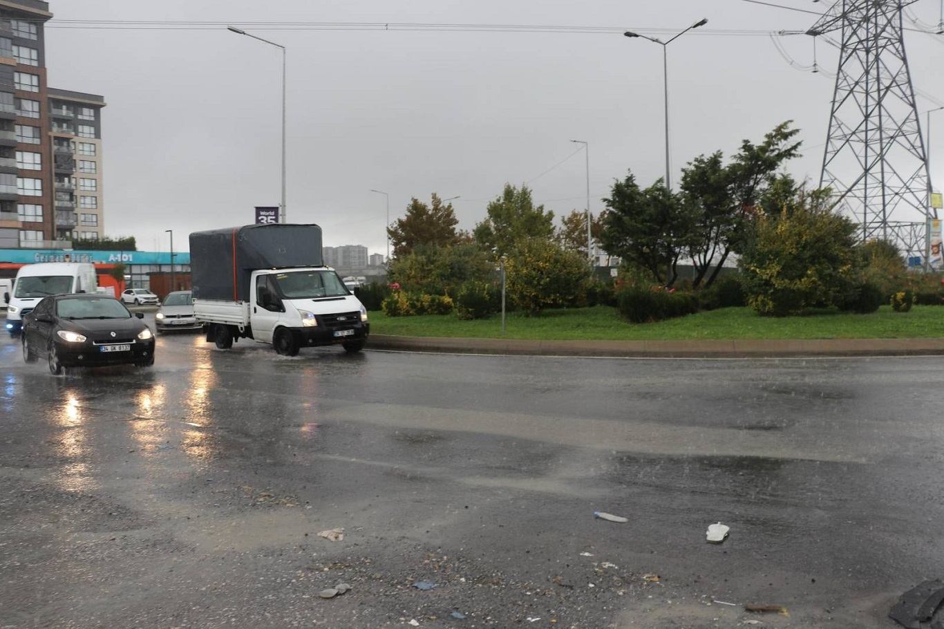 İstanbul'da kuvvetli yağış: Cadde ve sokakları su bastı