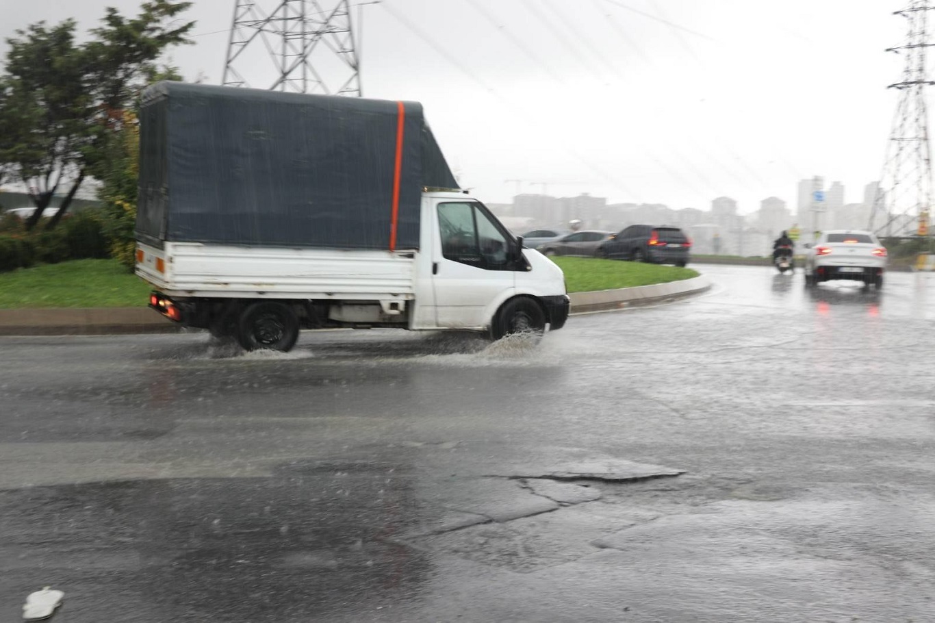 İstanbul'da kuvvetli yağış: Cadde ve sokakları su bastı