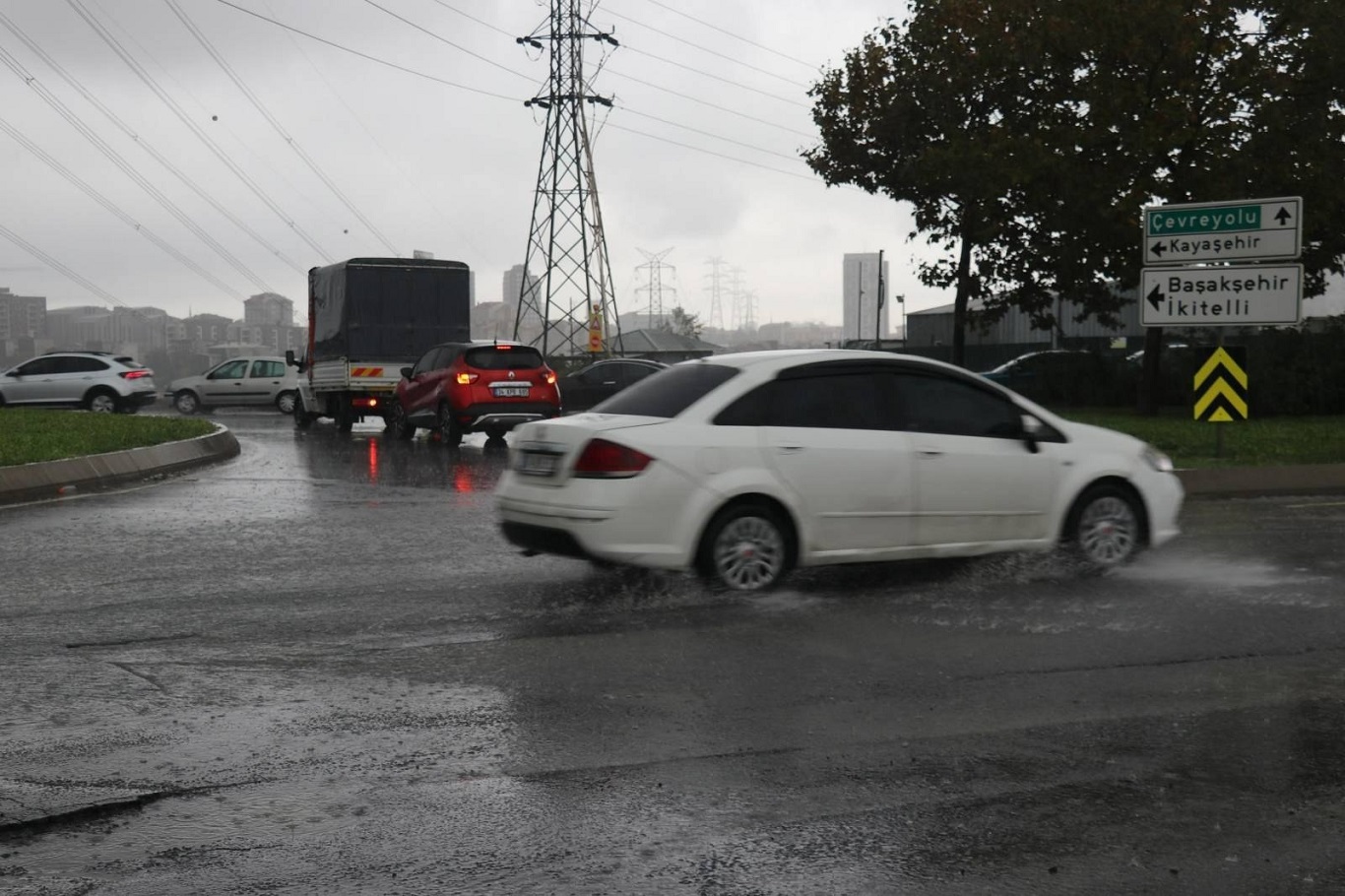 İstanbul'da kuvvetli yağış: Cadde ve sokakları su bastı