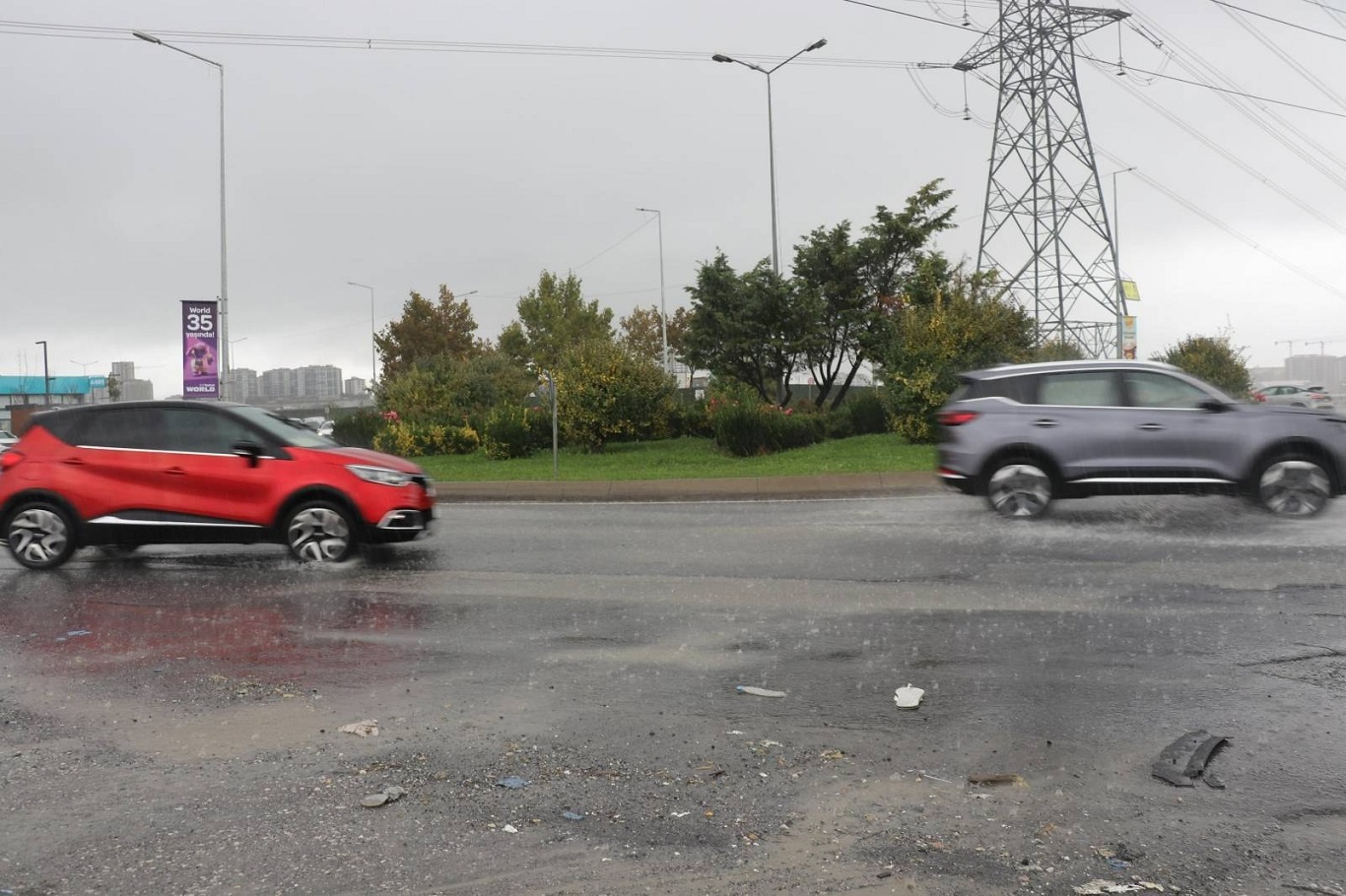 İstanbul'da kuvvetli yağış: Cadde ve sokakları su bastı