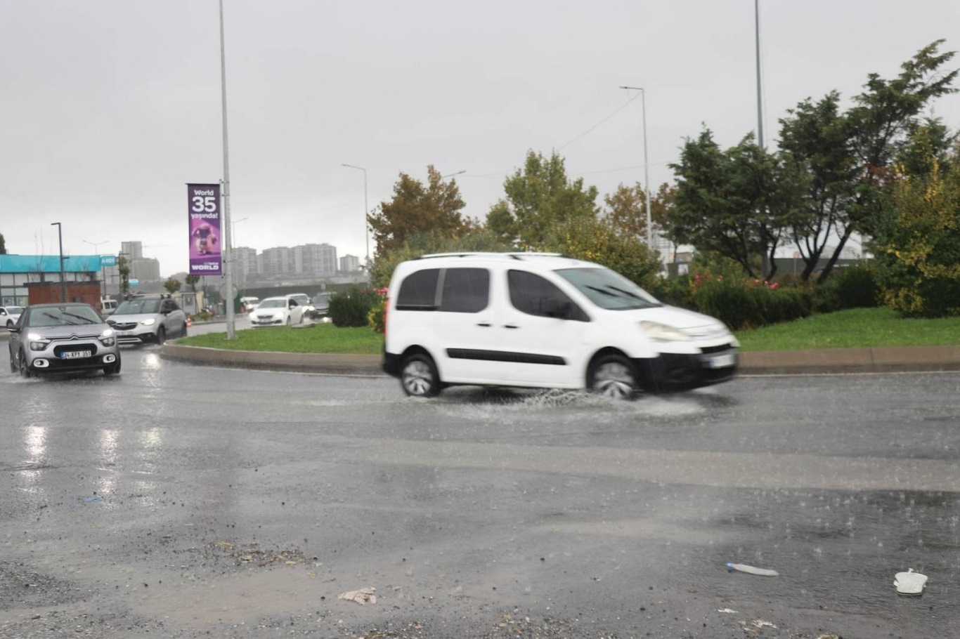 İstanbul'da kuvvetli yağış: Cadde ve sokakları su bastı