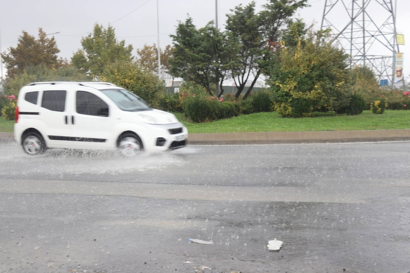 İstanbul'da kuvvetli yağış: Cadde ve sokakları su bastı