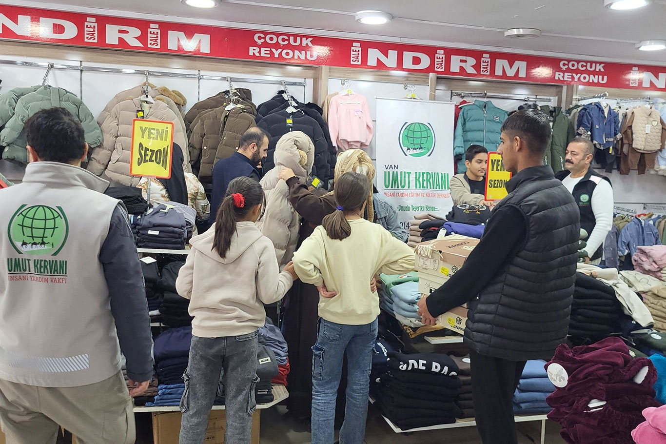 Van Umut Kervanı’ndan ihtiyaç sahibi çocuklara kışlık yardım