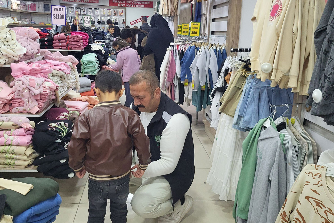Van Umut Kervanı’ndan ihtiyaç sahibi çocuklara kışlık yardım