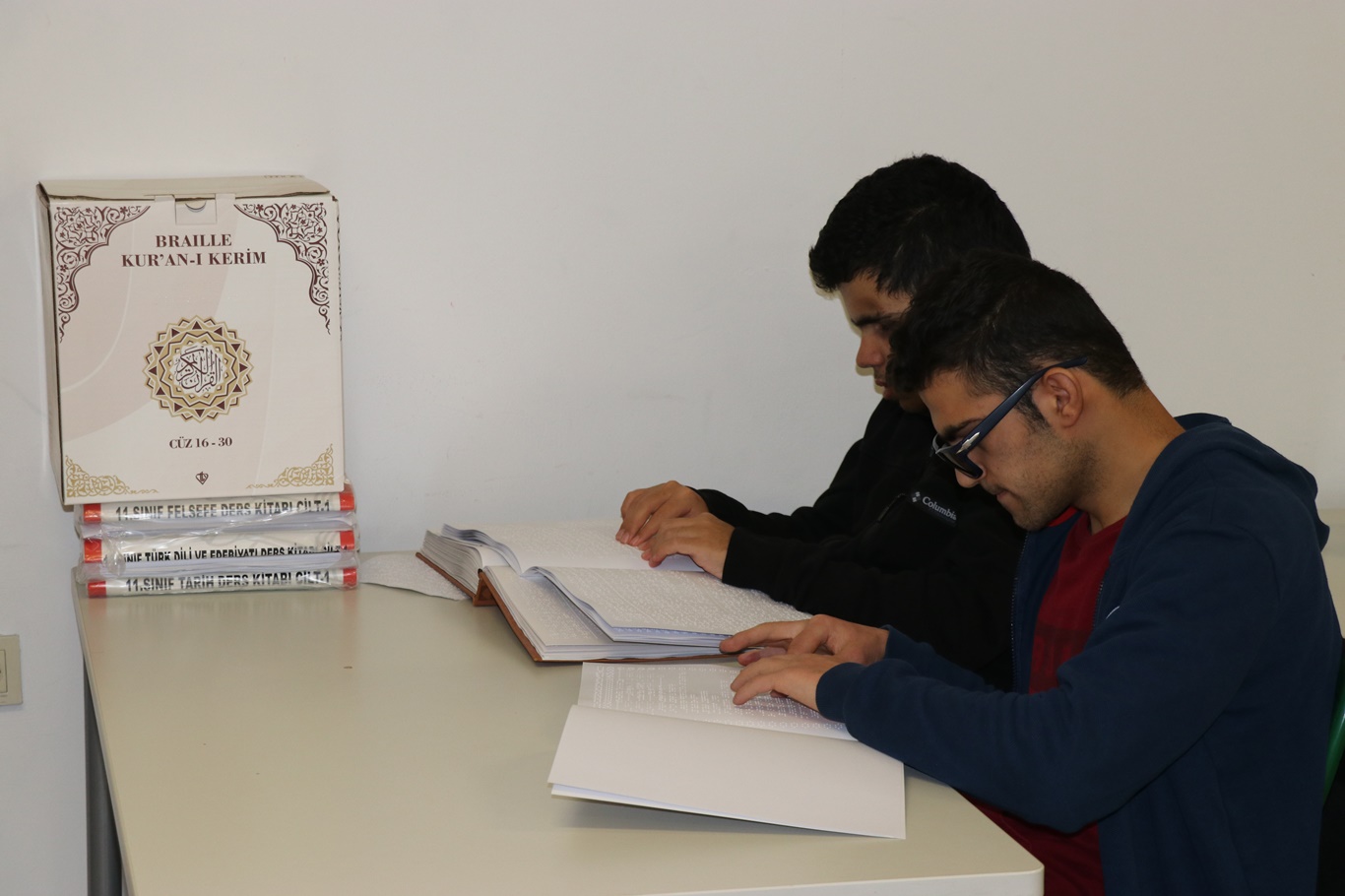 Görme engelli öğrencilere Braille alfabesiyle Kur’an-ı Kerim hediye edildi