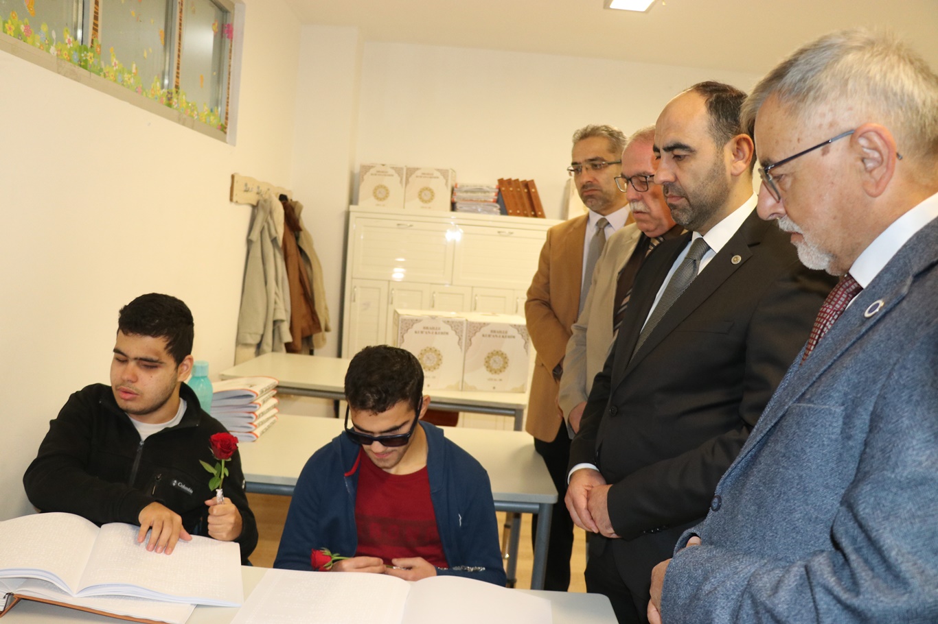 Görme engelli öğrencilere Braille alfabesiyle Kur’an-ı Kerim hediye edildi