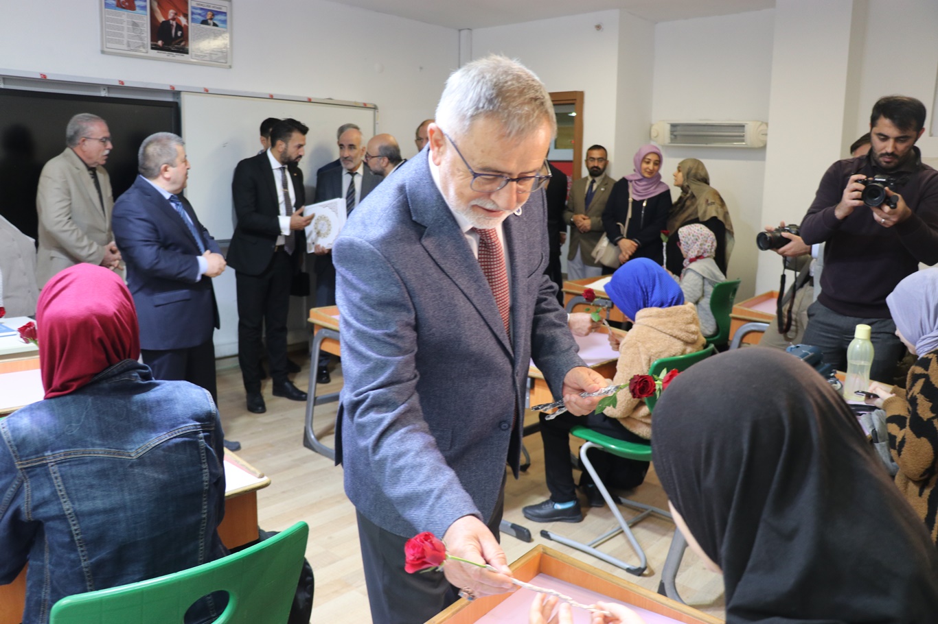 Görme engelli öğrencilere Braille alfabesiyle Kur’an-ı Kerim hediye edildi