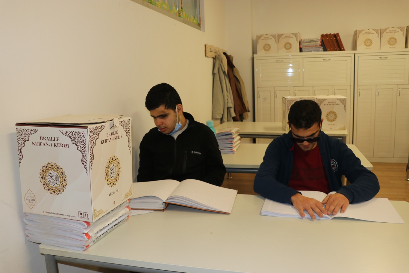 Görme engelli öğrencilere Braille alfabesiyle Kur’an-ı Kerim hediye edildi