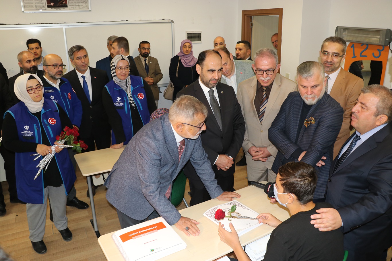 Görme engelli öğrencilere Braille alfabesiyle Kur’an-ı Kerim hediye edildi