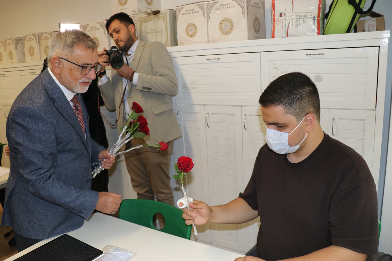 Görme engelli öğrencilere Braille alfabesiyle Kur’an-ı Kerim hediye edildi