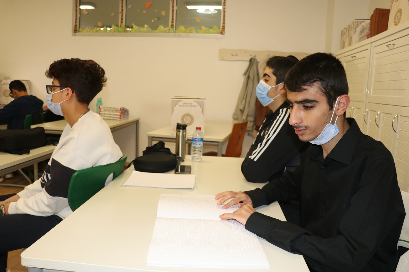 Görme engelli öğrencilere Braille alfabesiyle Kur’an-ı Kerim hediye edildi