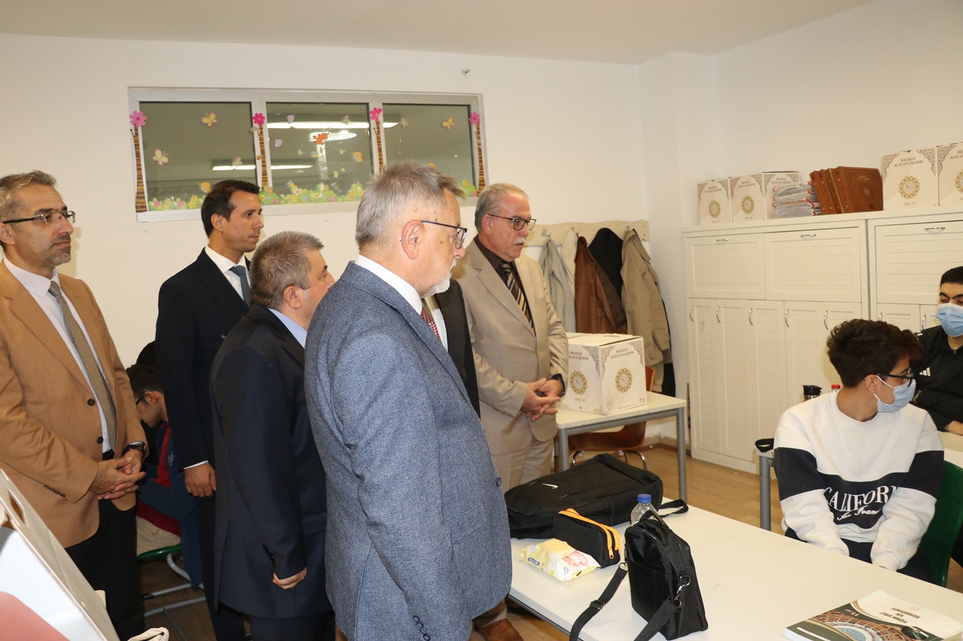 Görme engelli öğrencilere Braille alfabesiyle Kur’an-ı Kerim hediye edildi