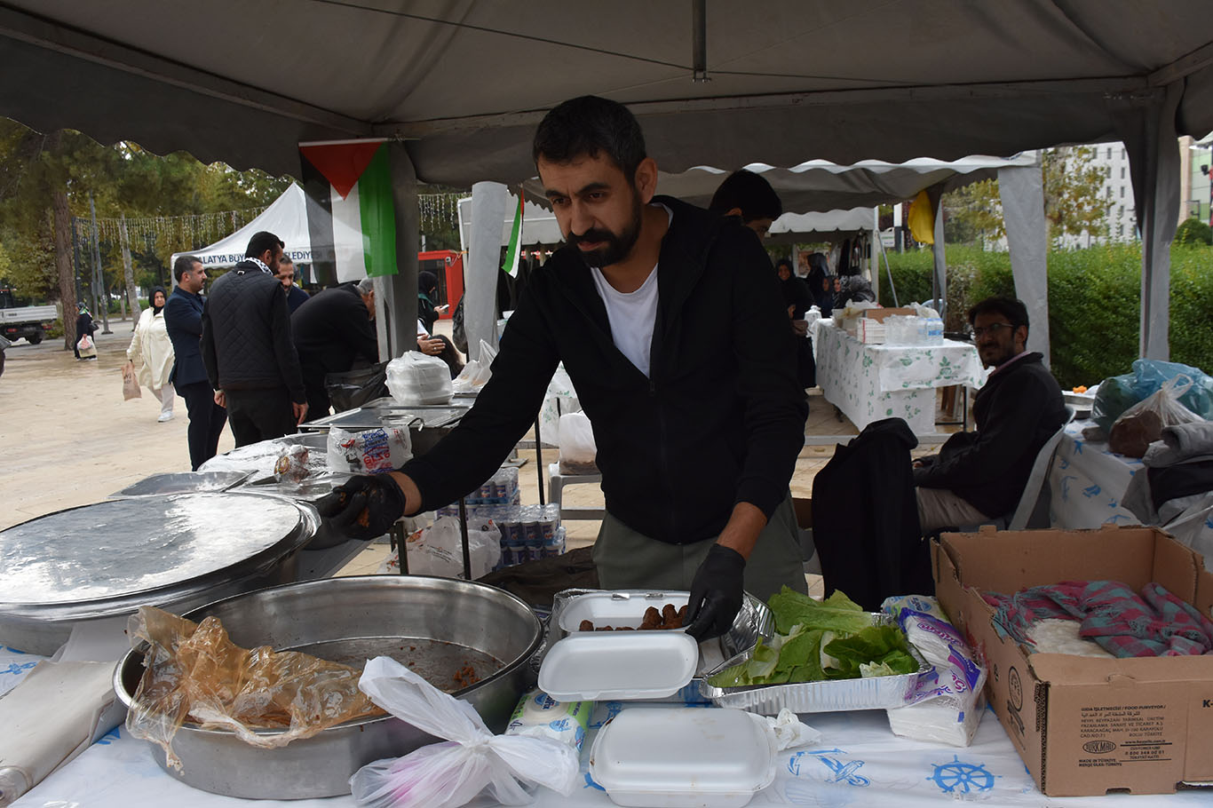 Malatya'da Gazzeli yetim çocuklar yararına hayır çarşısı açıldı