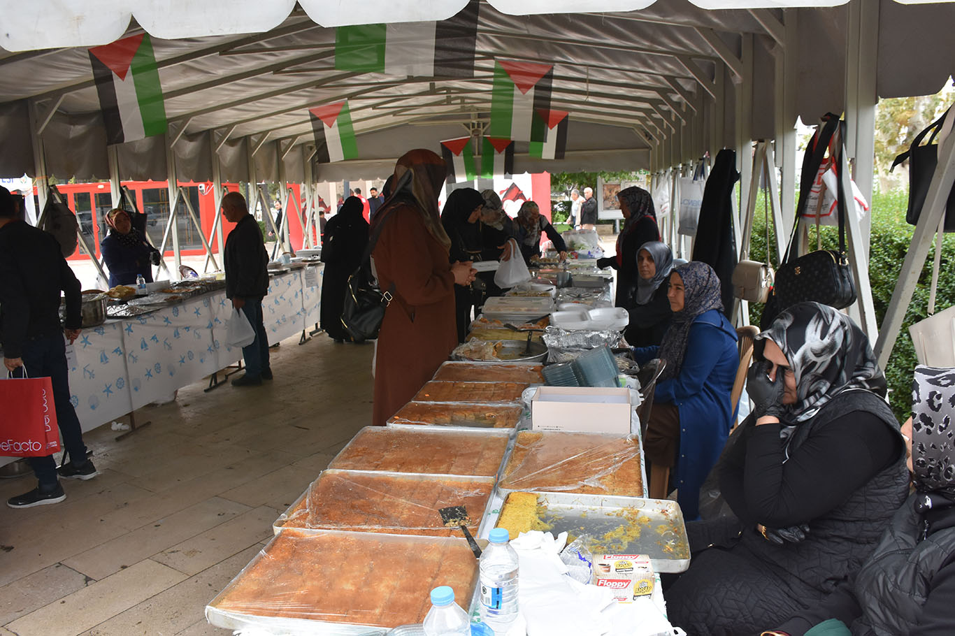 Malatya'da Gazzeli yetim çocuklar yararına hayır çarşısı açıldı