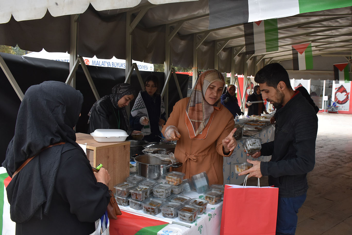 Malatya'da Gazzeli yetim çocuklar yararına hayır çarşısı açıldı