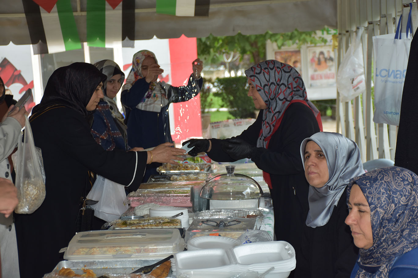 Malatya'da Gazzeli yetim çocuklar yararına hayır çarşısı açıldı