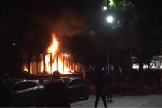 Arnavut protestocular Tiran genelindeki hükümet binalarını tahrip ediyor
