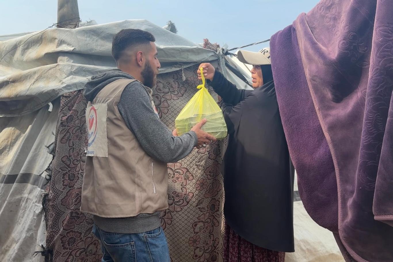 Yetimler Vakfı Gazze'de her gün sıcak yemek dağıtımına devam ediyor