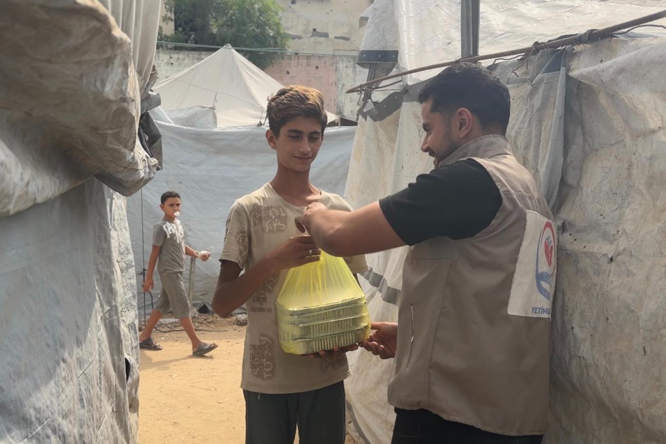 Yetimler Vakfı Gazze'de her gün sıcak yemek dağıtımına devam ediyor