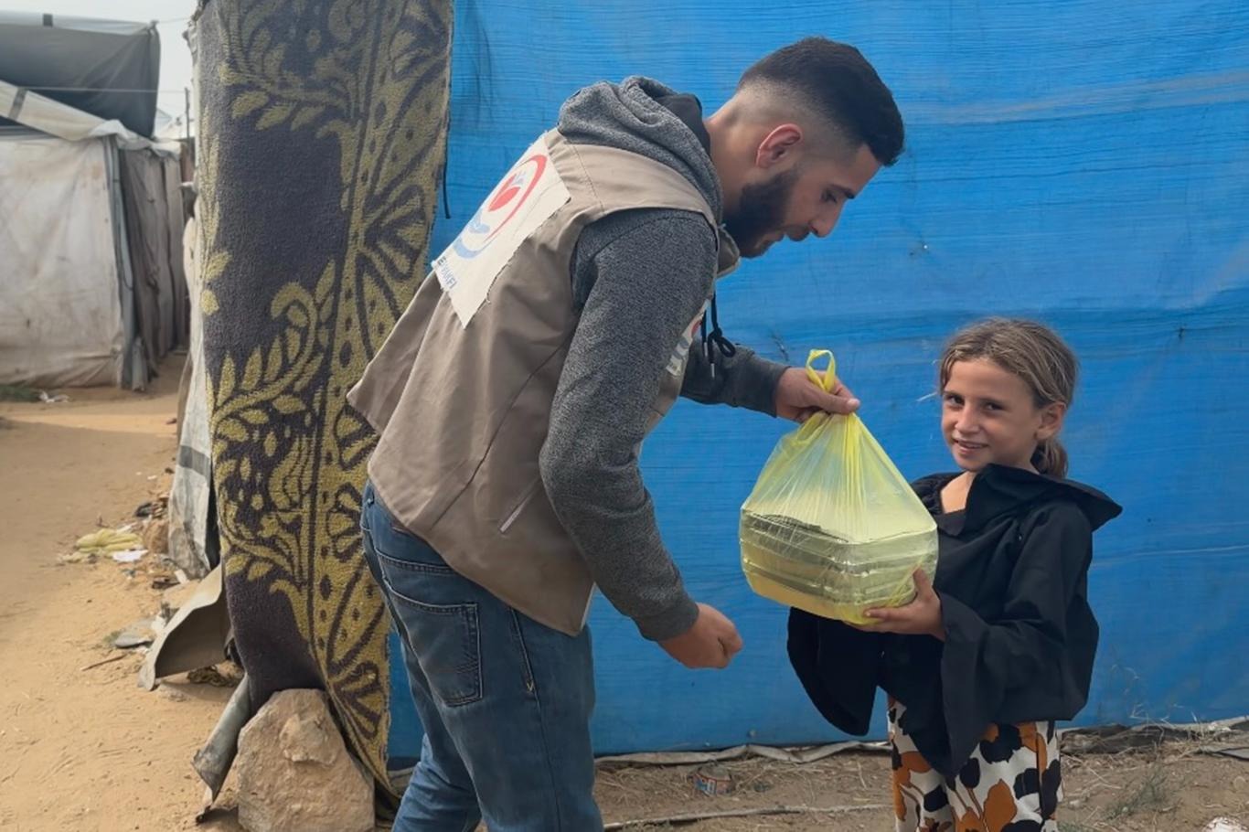  Orphans Foundation distributes hot meals to needy families in Gaza