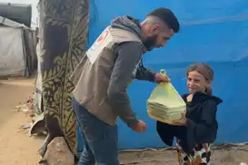  Orphans Foundation distributes hot meals to needy families in Gaza