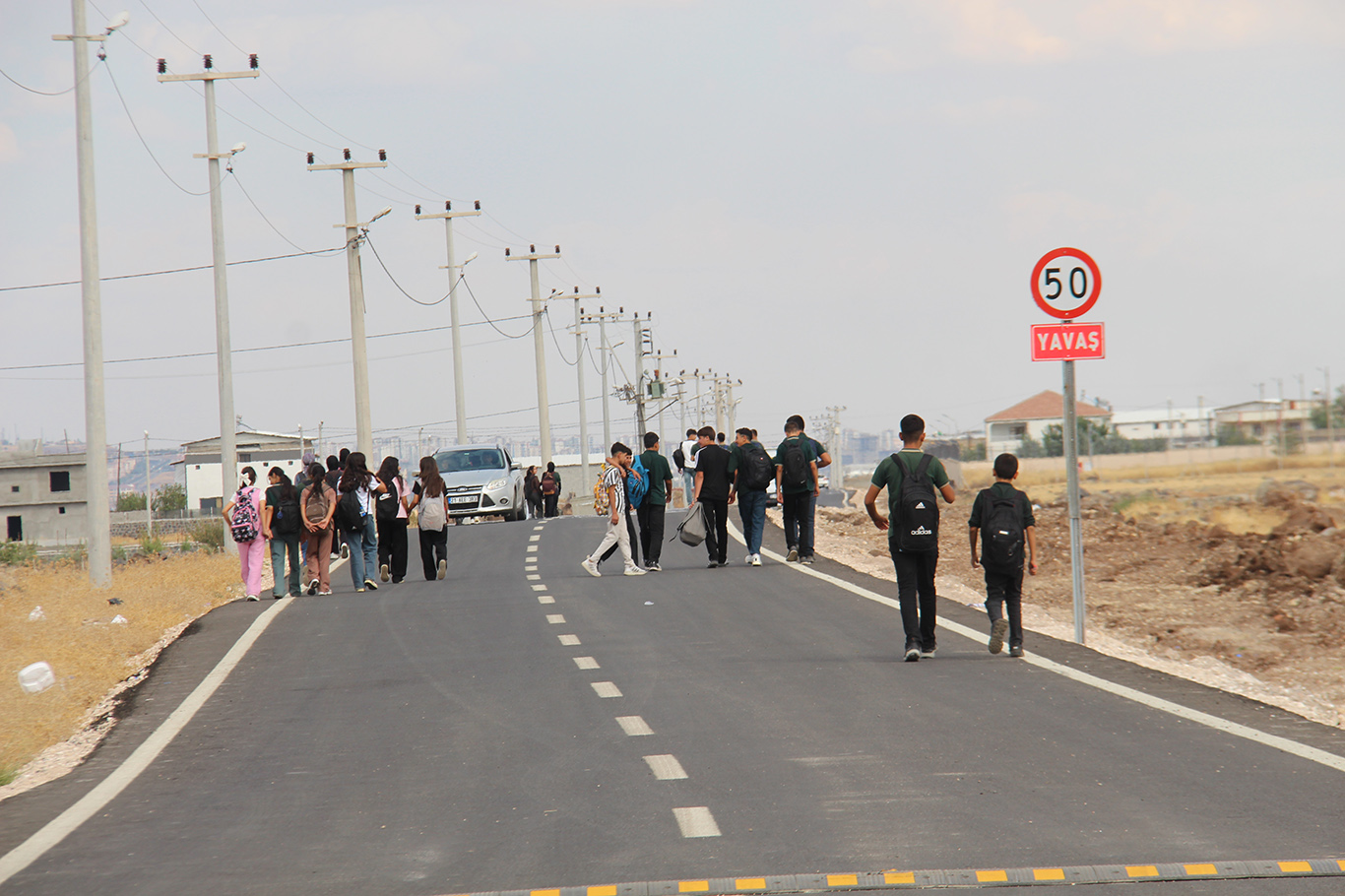 Okullarına ulaşmak isteyen öğrenciler kilometrelerce yürüyor 