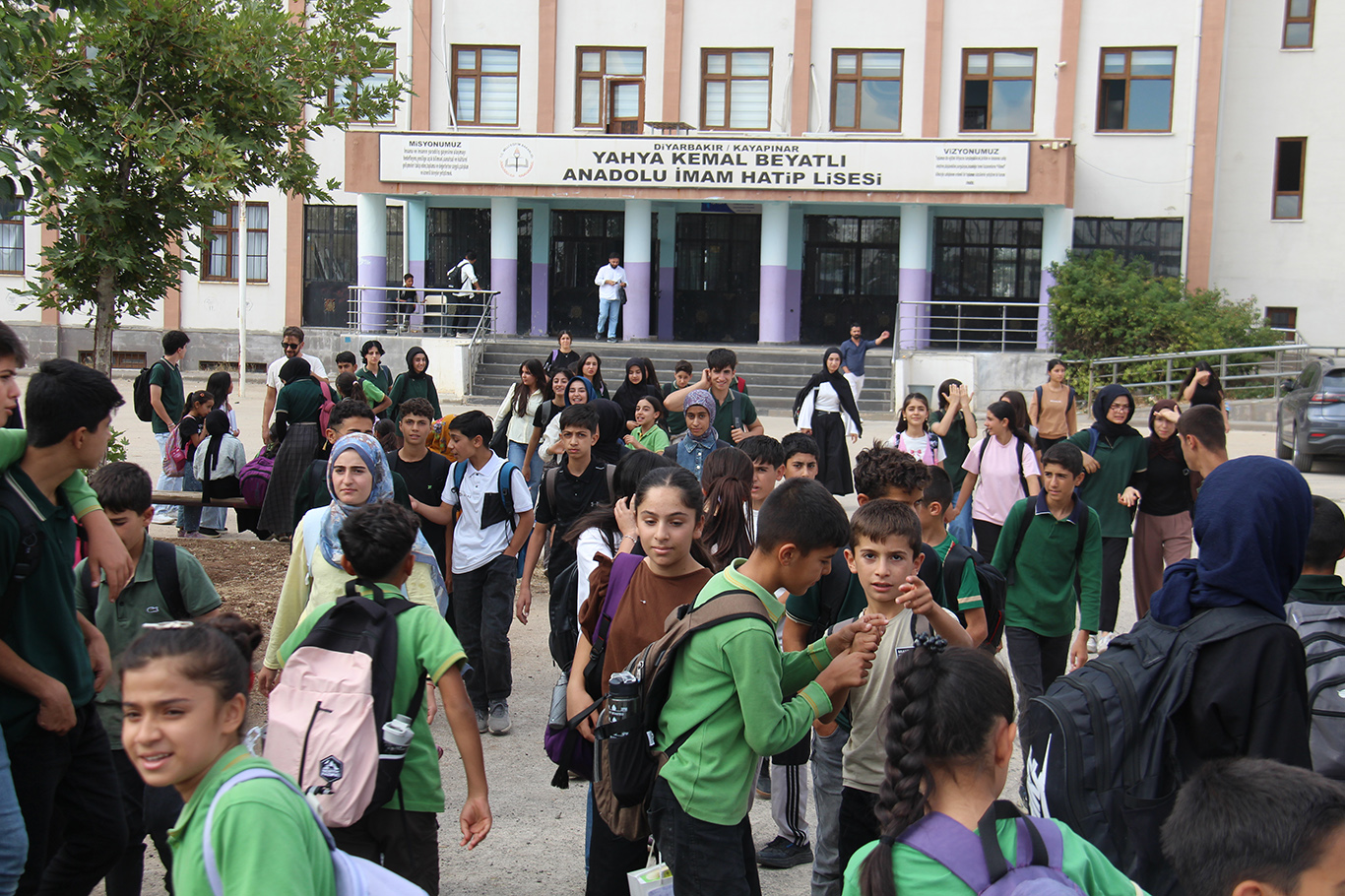 Okullarına ulaşmak isteyen öğrenciler kilometrelerce yürüyor 