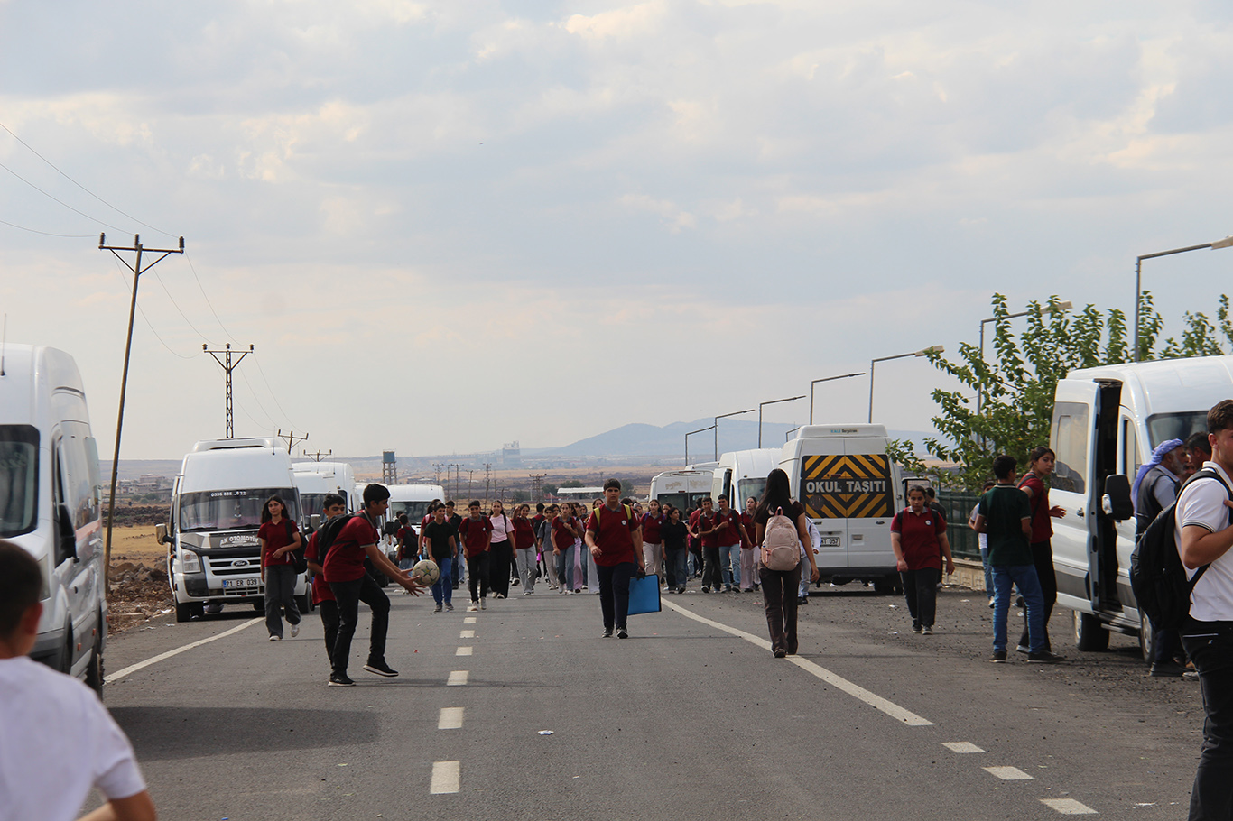 Okullarına ulaşmak isteyen öğrenciler kilometrelerce yürüyor 