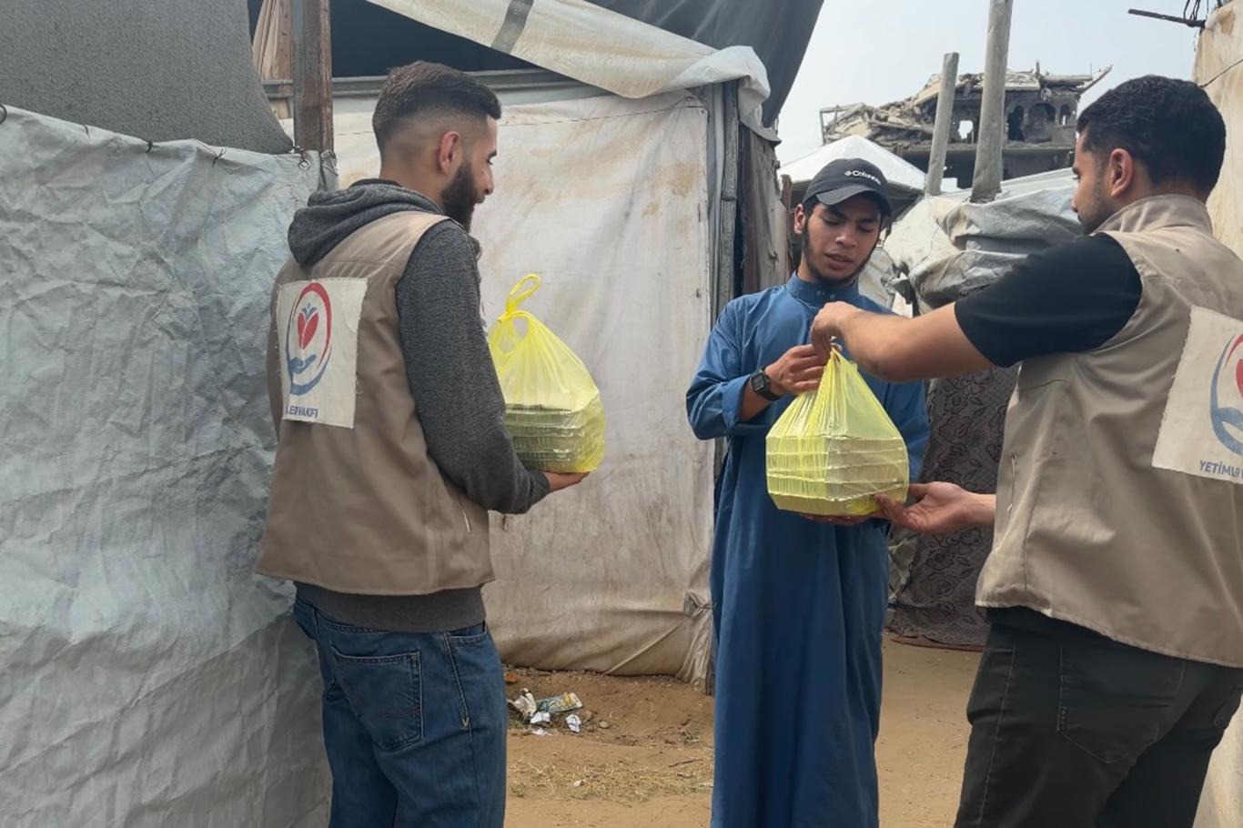Weqfa Êtîman rojane li Xezzeyê belavkirina xwarinên germ didomîne