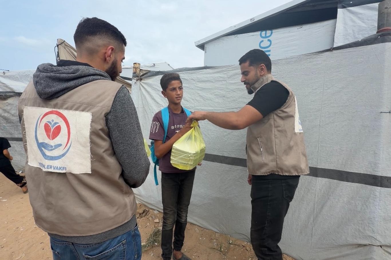 بنیاد یتیمان به توزیع روزانه غذای گرم در غزه ادامه می‌دهد