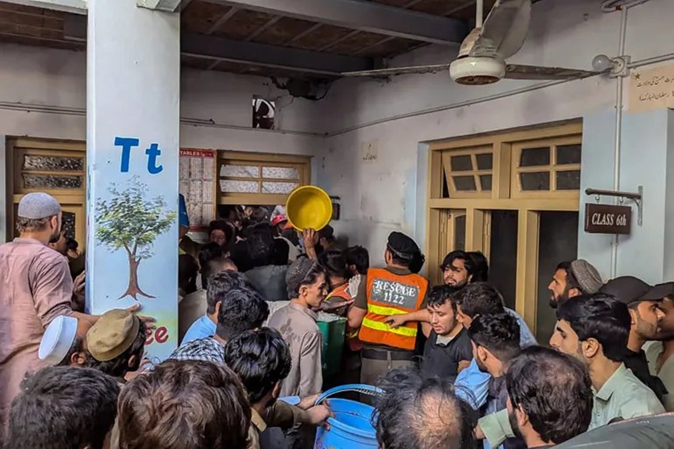 شمار جان‌باختگان فروریختن سقف یک مدرسه در پاکستان به ۳۳ نفر افزایش یافت