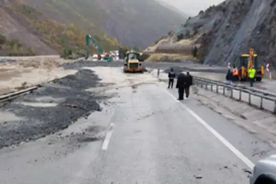 Erzincan-Erzurum kara yolu heyelan nedeniyle ulaşıma kapandı