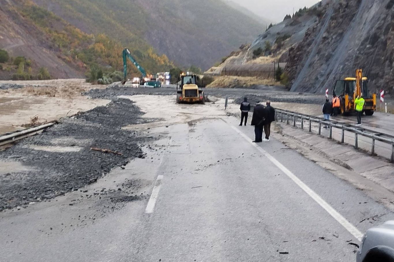 Erzincan-Erzurum kara yolunda ulaşım yeniden başladı