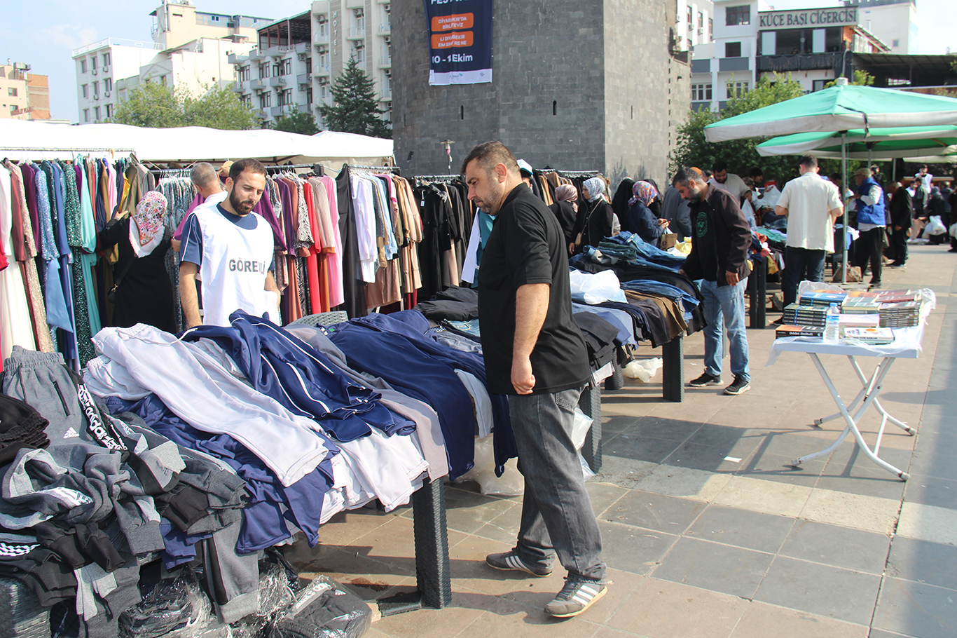 İhtiyaç sahiplerine yararına düzenlenen kermes yoğun ilgiyle devam ediyor