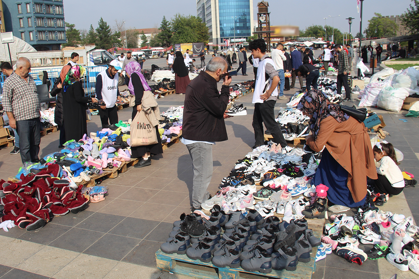 İhtiyaç sahiplerine yararına düzenlenen kermes yoğun ilgiyle devam ediyor
