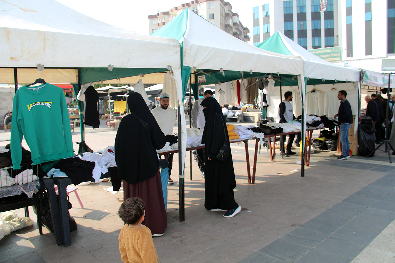 İhtiyaç sahiplerine yararına düzenlenen kermes yoğun ilgiyle devam ediyor