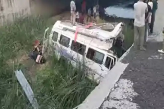 Hindistan'da otobüs kanala düştü: 7 ölü, 9 yaralı
