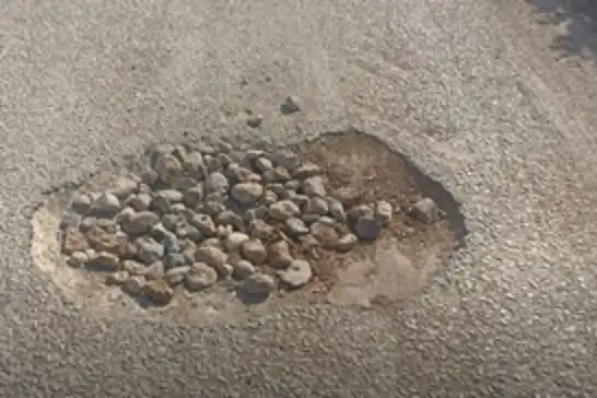 Menderes’te bozuk yollar vatandaşların tepkisini çekiyor