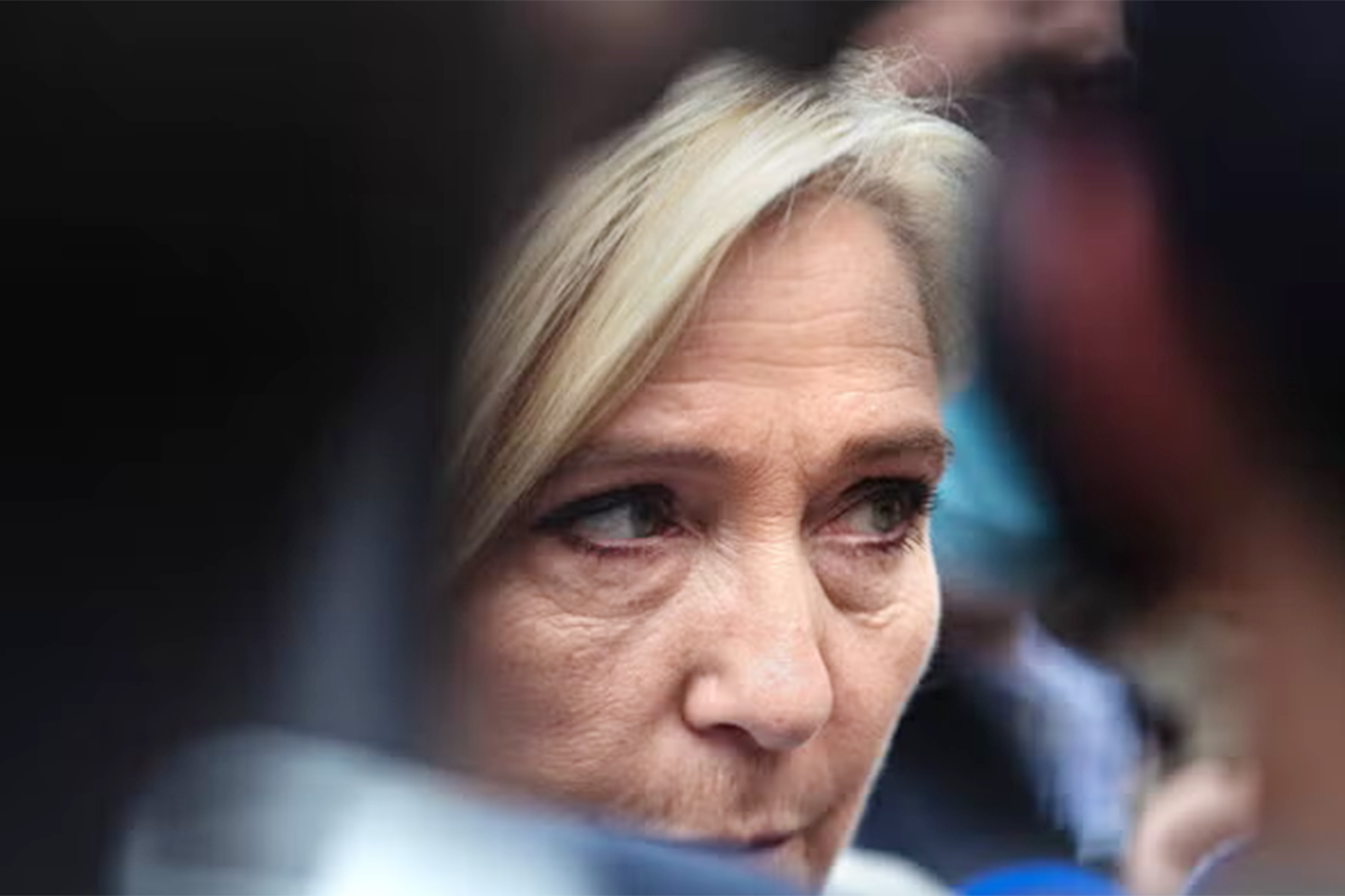 Başörtüsüne yasak, kipaya özgürlük: Fransız Le Pen için "ikiyüzlü" yorumları