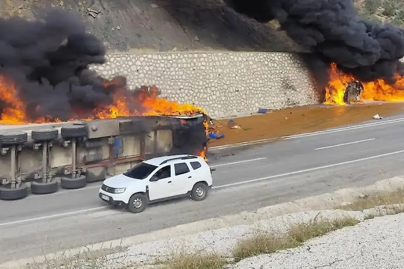 Siirt’te şeftali konsantresi yüklü tır alev aldı: Sürücü yaralandı