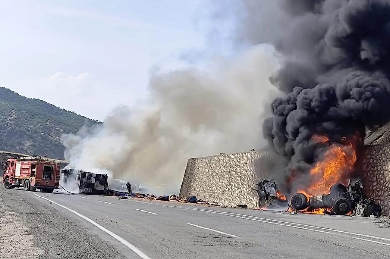 Siirt’te şeftali konsantresi yüklü tır alev aldı: Sürücü yaralandı