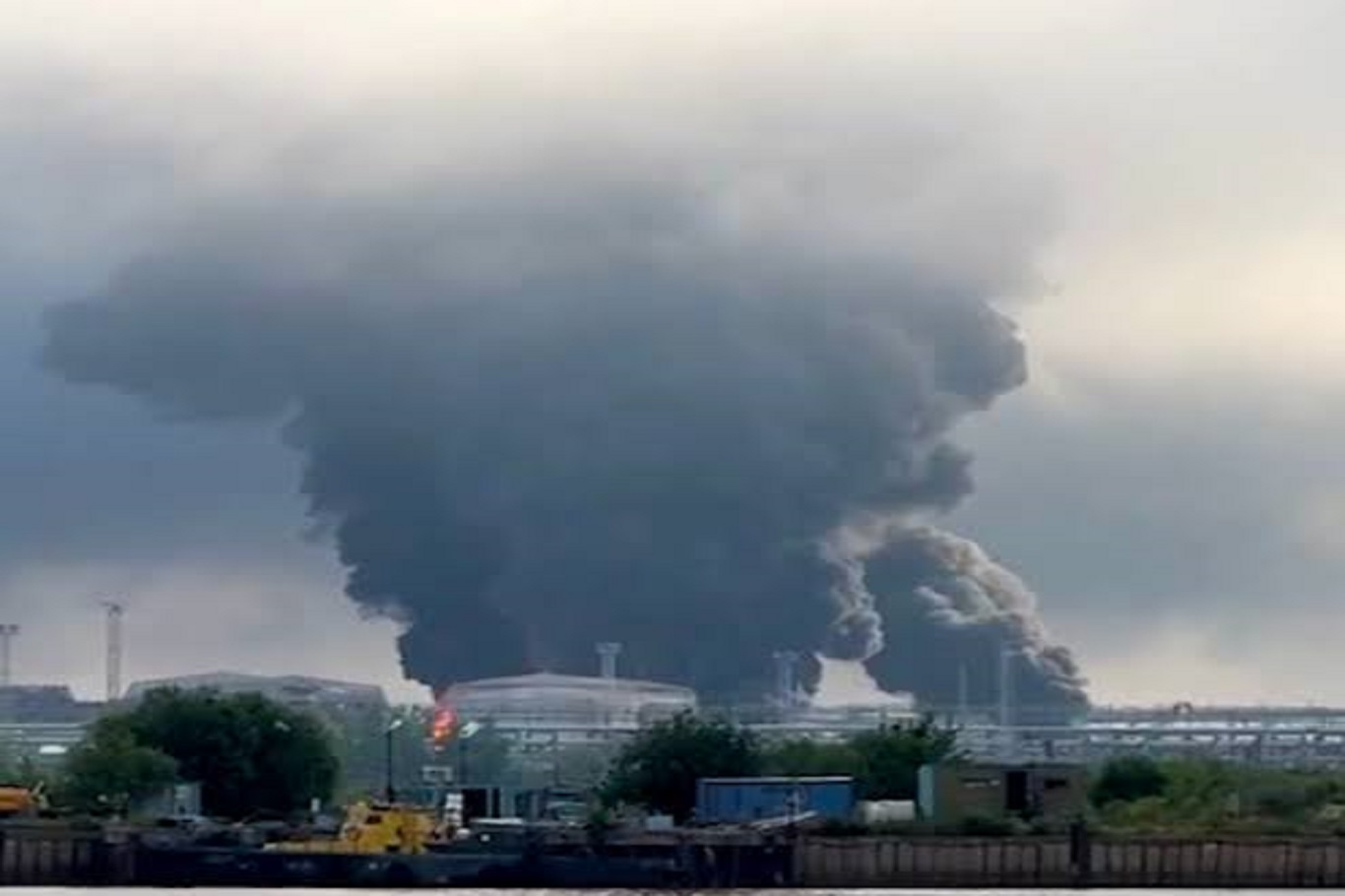 Ukrayna'dan Rusya'ya İHA saldırısı: Petrol terminali ve veri merkezi vuruldu