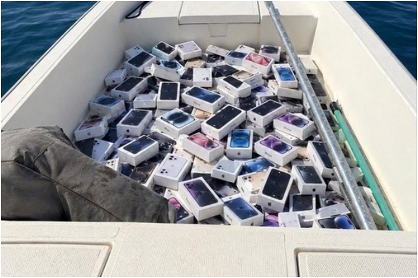 İranlı balıkçılar Hürmüz Boğazı’nda iPhone topluyor!