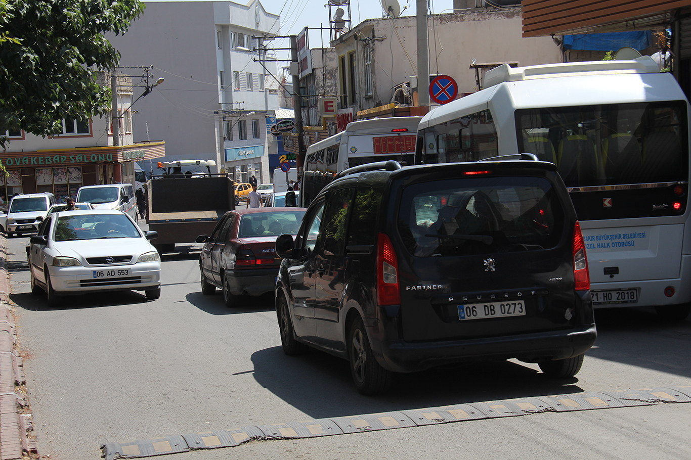 Ergani'de trafik sorununa pratik çözüm: Botanik Park 2 metre geri çekilsin