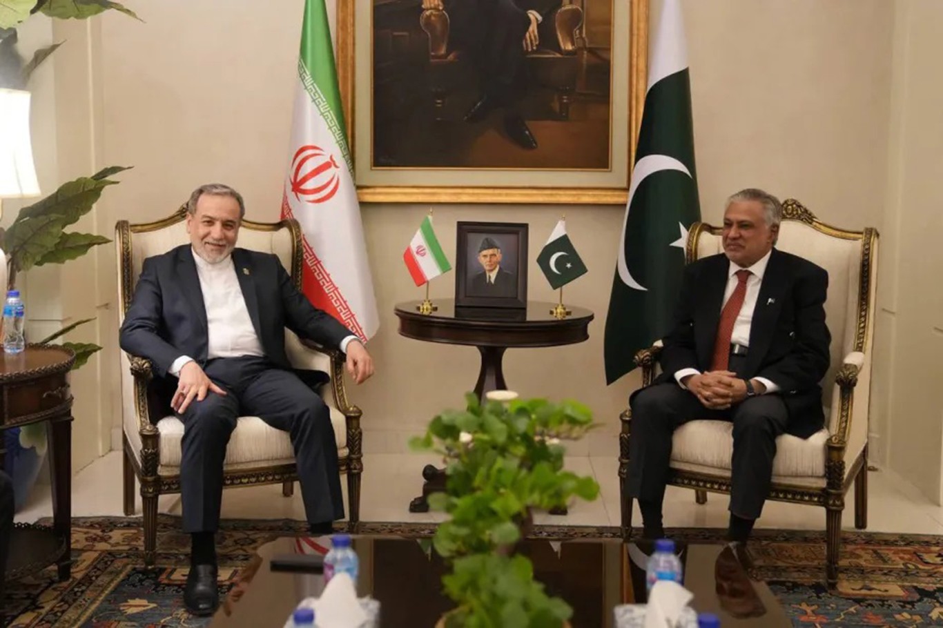 عراقچی، وزیر امور خارجه ایران، با همتای پاکستانی خود، دار، دیدار کرد