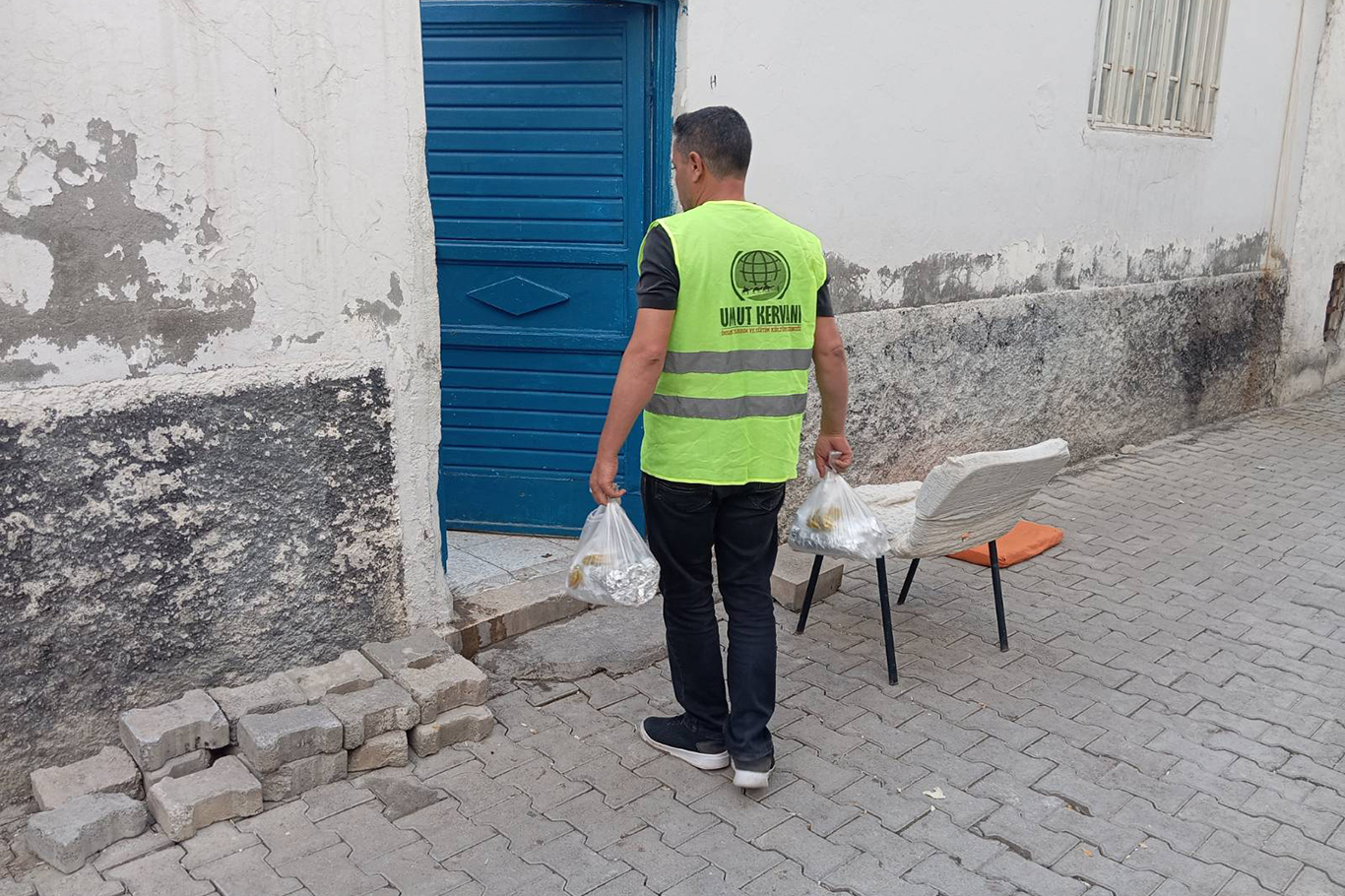 Şanlıurfa'da döner işletmecisinden ihtiyaç sahibi ailelere yemek ikramı