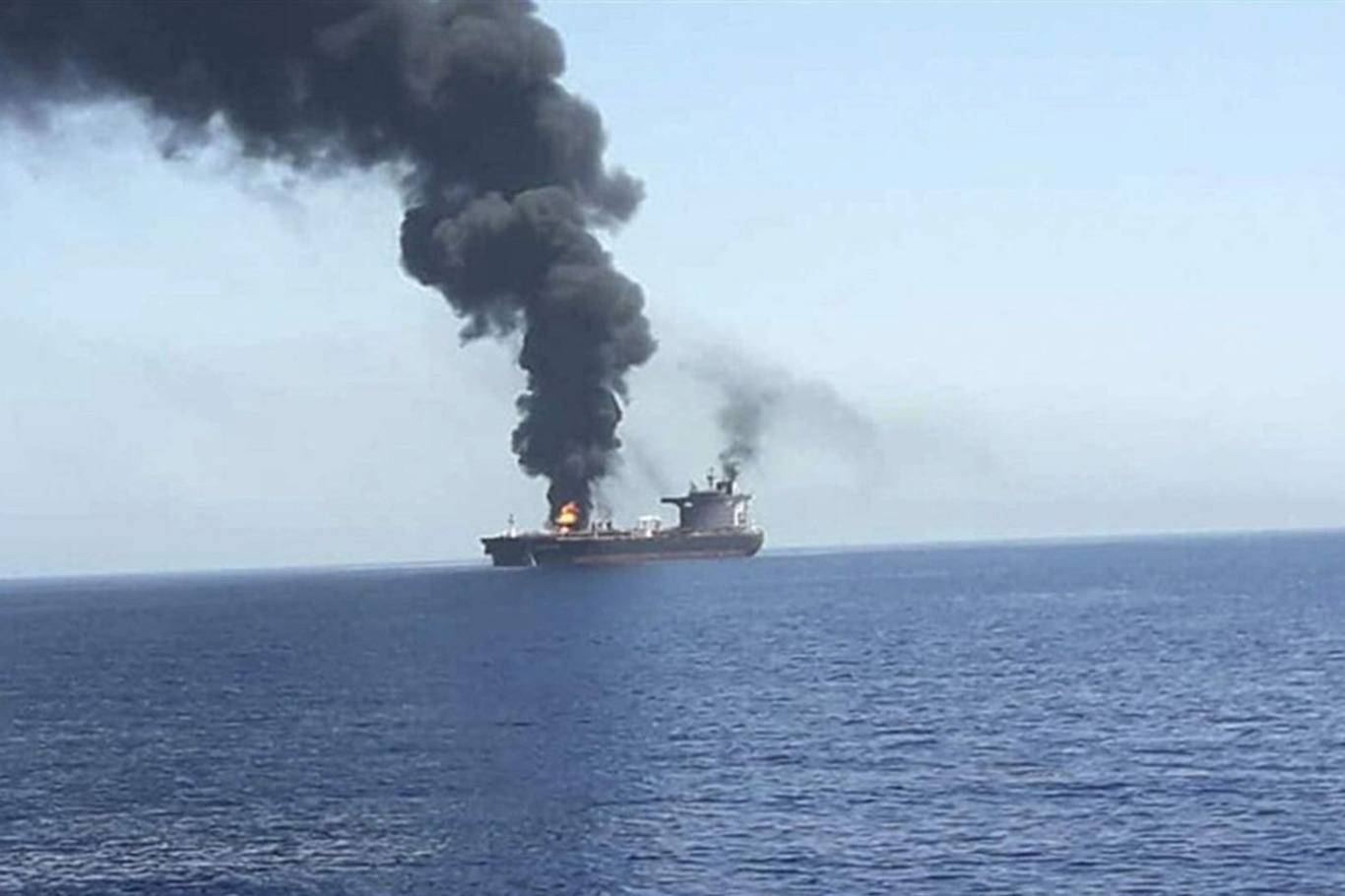 انفجار وحريق في غرفة محركات ناقلة نفط بعد اصطدامها بلغم في مضيق هرمز